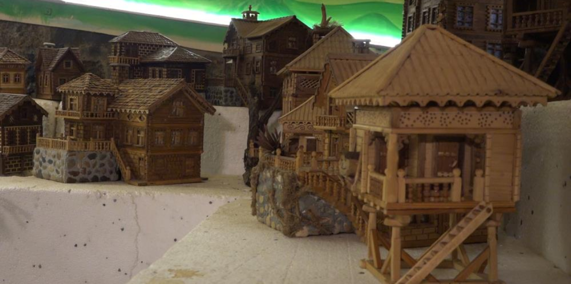 Emekli olduktan sonra yaptığı ahşap maket evler beğeni topluyor