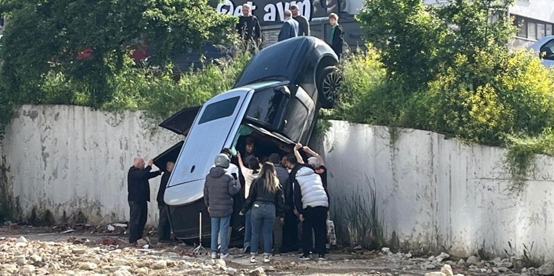 Samsun'da lüks cip istinat duvarından düştü: 2 yaralı