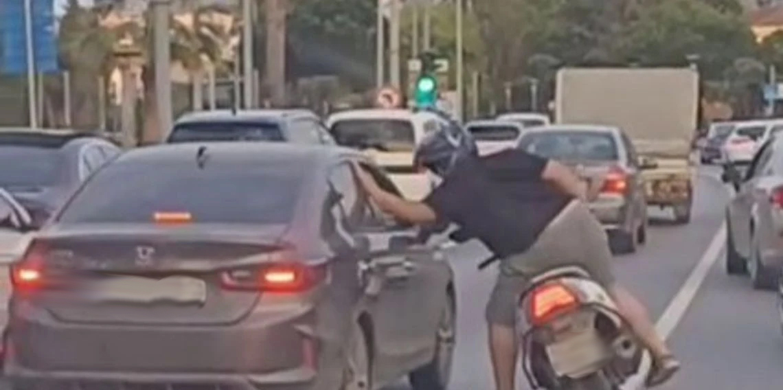 Samsun'da Trafikte tartışma büyüdü: Motosikletli sürücü otomobile vurdu