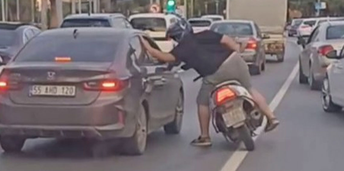 Trafikte tartışma büyüdü: Motosikletli sürücü otomobile vurdu