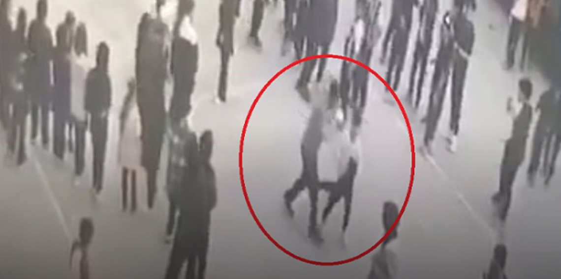Öğretmenden öğrenciye su sıçrattın dayağı kamerada