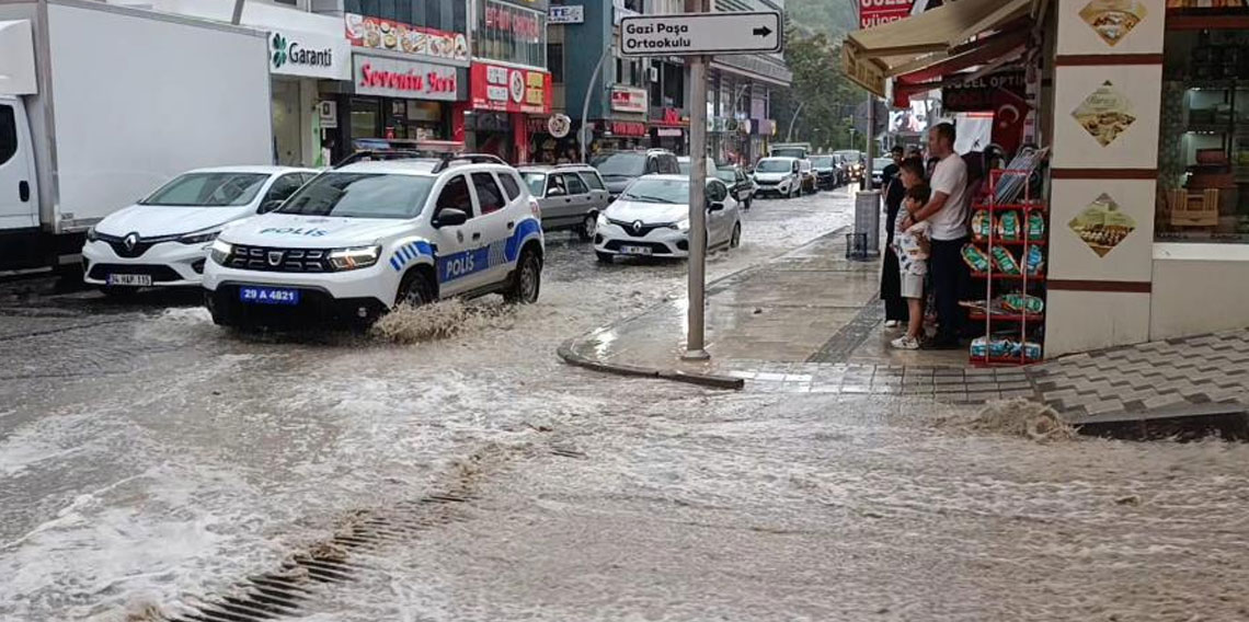 Gümüşhane’de 10 dakika süren sağanak su baskınlarına neden oldu