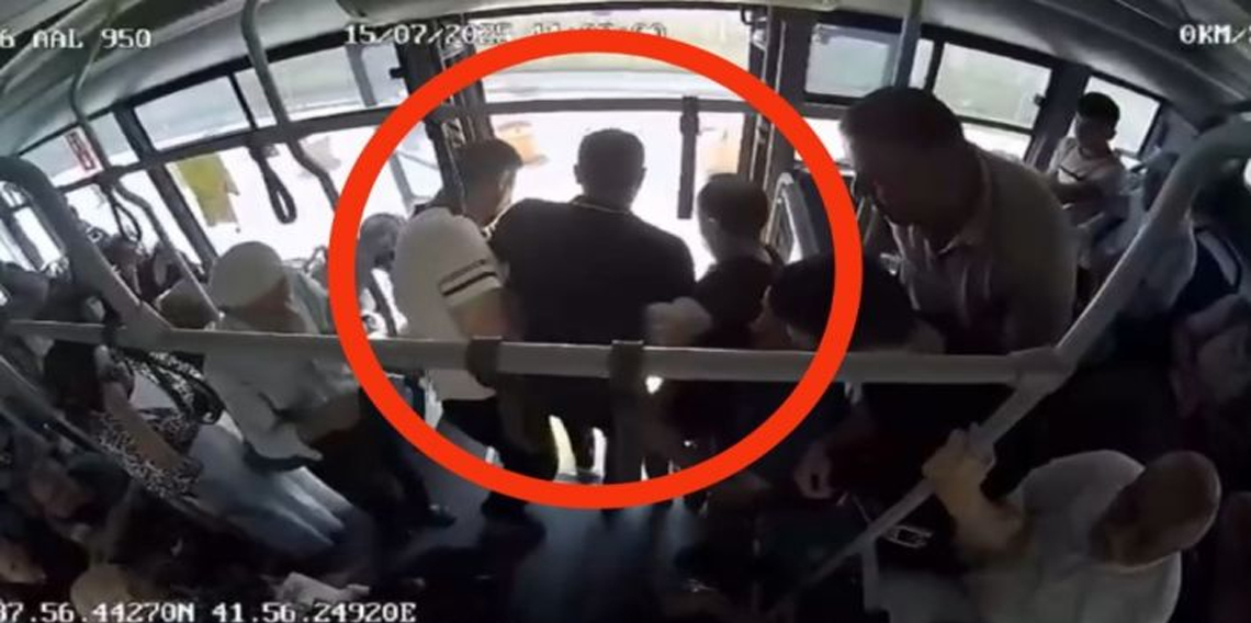 Otobüste fenalaşan yolcu hastaneye yetiştirildi, o anlar kameraya yansıdı