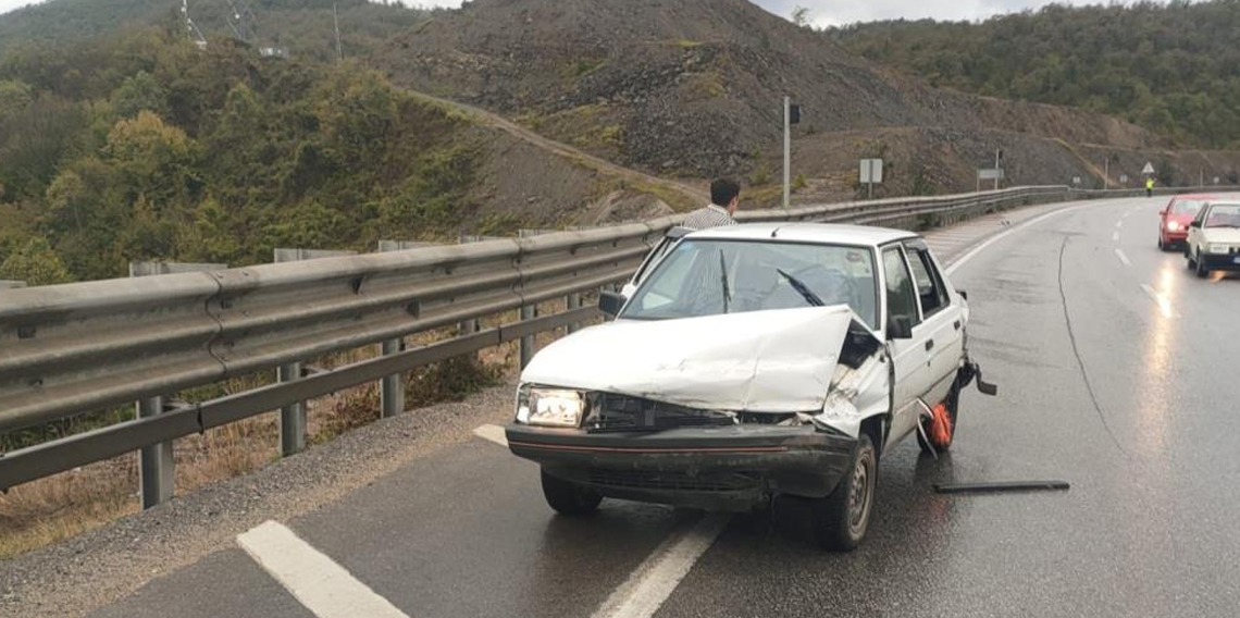 Samsun'da otomobil bariyere çarptı: 3 yaralı