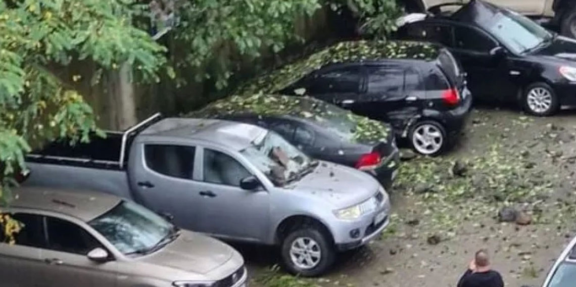 Artvin’i heyelan vurdu! Park halindeki araçlar pert oldu