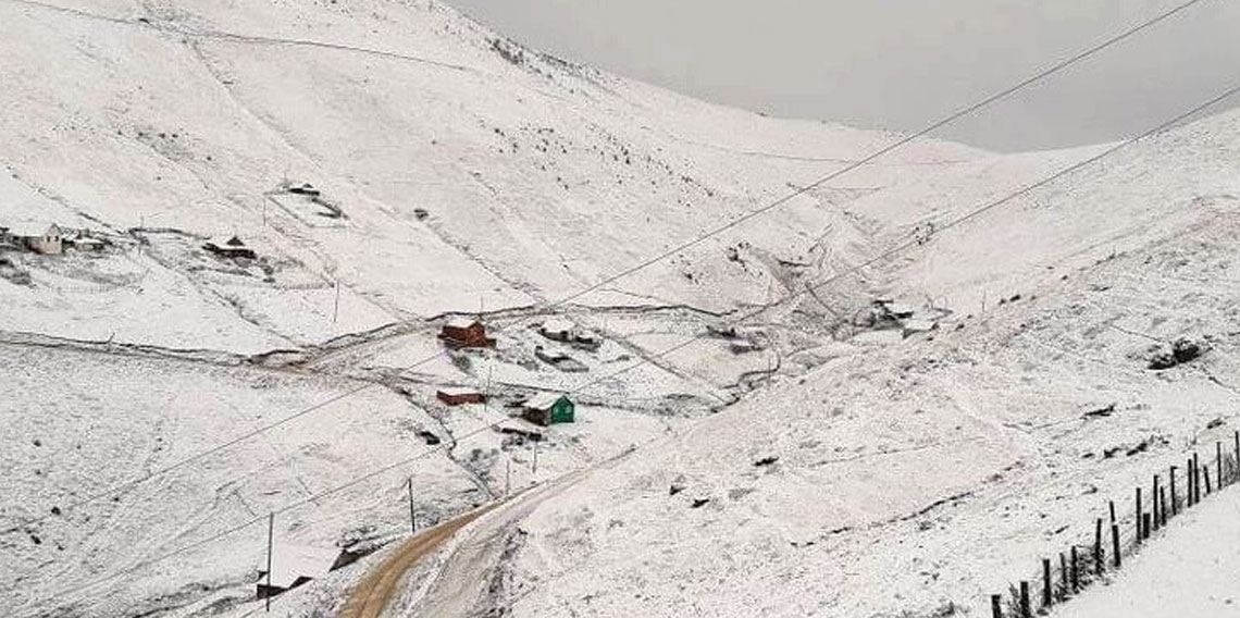 Gümüşhane'de yaylalar beyaz örtüyle kaplandı