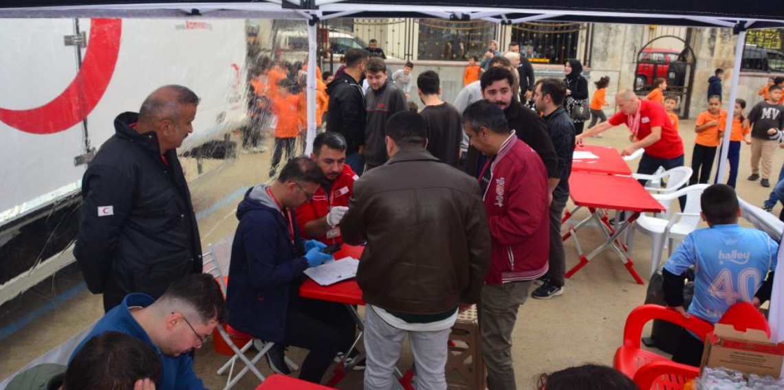 Minik öğrenciler ailelerini teşvik etti, 156 ünite kan toplandı