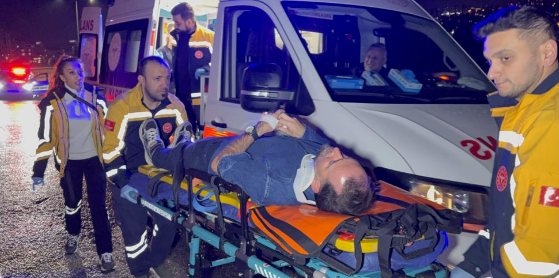 Samsun’da otomobil orta refüje çıktı