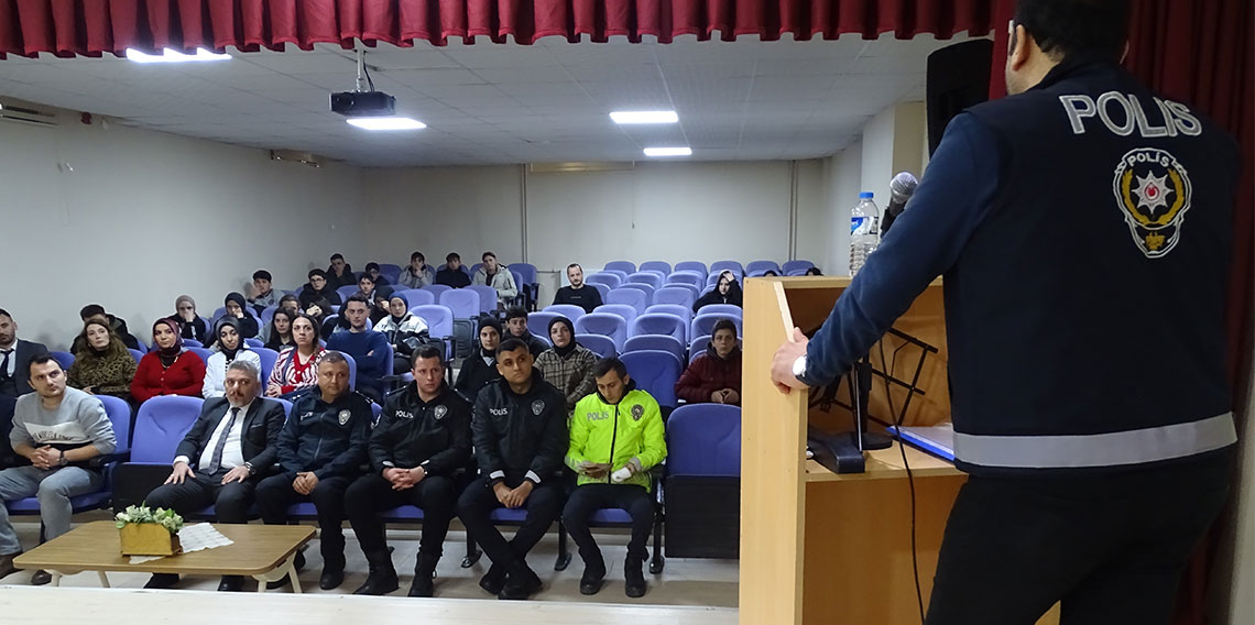 Polis öğrencileri ve öğretmenleri bilgilendirmeye devam ediyor