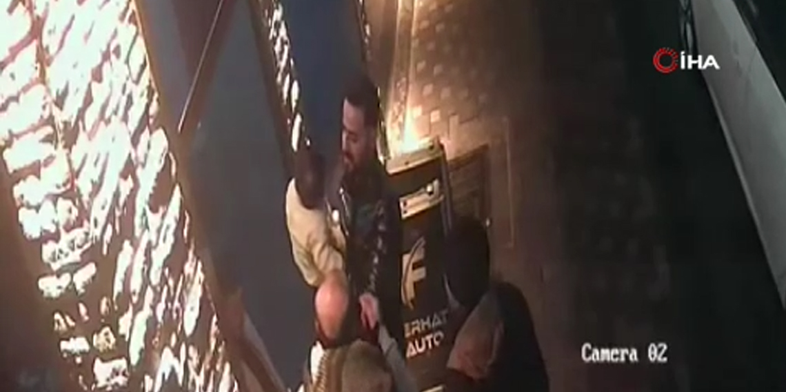 Esnaf, boğazına şeker kaçan bebeği heimlich manevrasıyla kurtardı