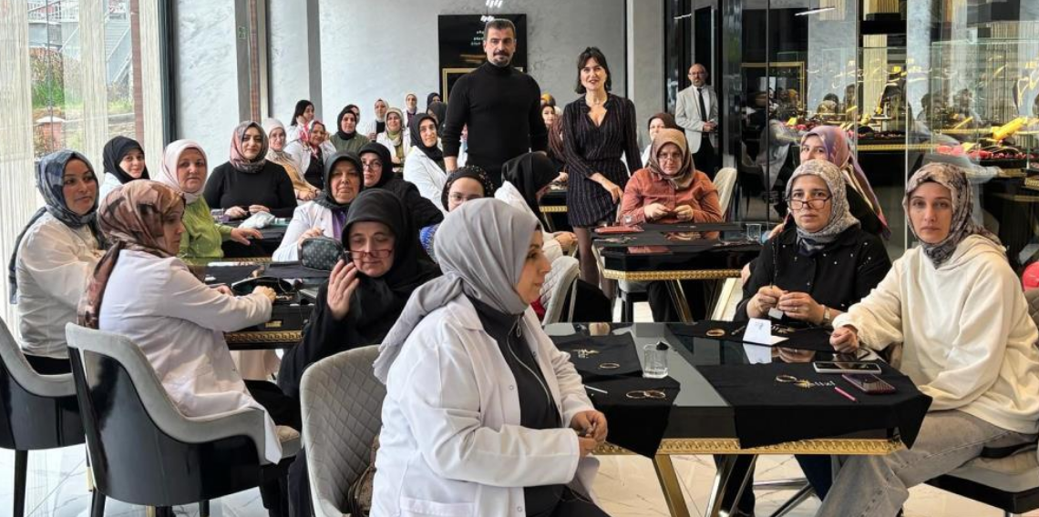 Şevval Sam Trabzon Hasırı İçin Tezgâh Başına Geçti