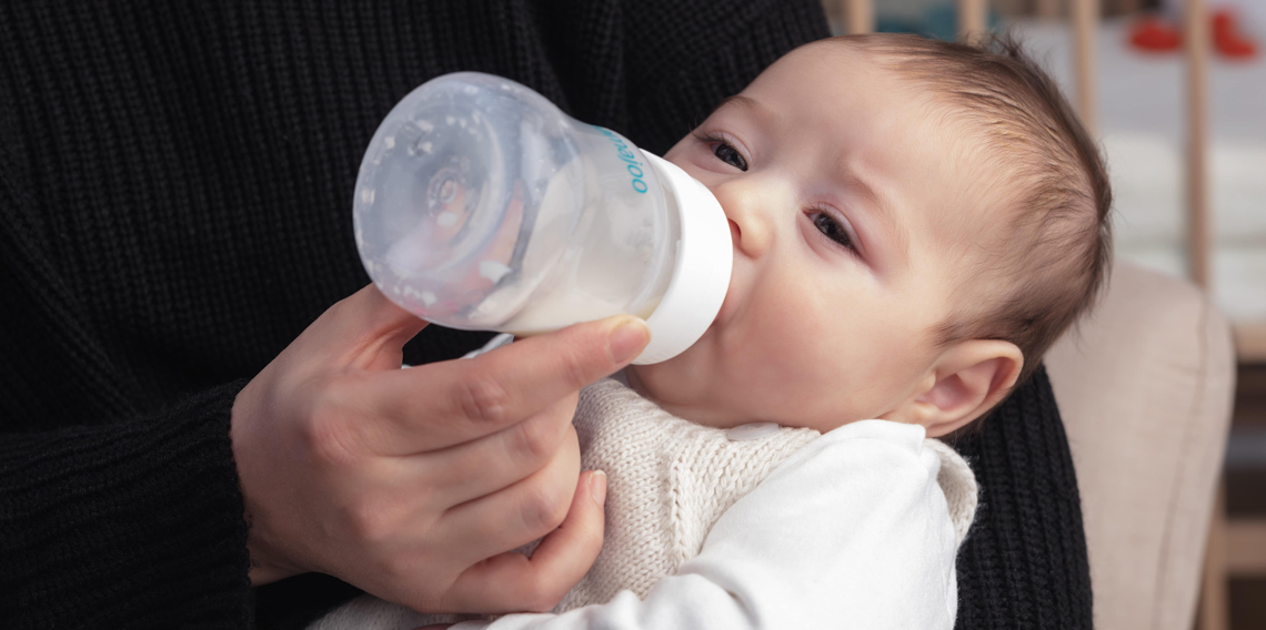 Bebek Nasıl Beslenmeli? Emzirme Pozisyonları ve Biberon Seçimi