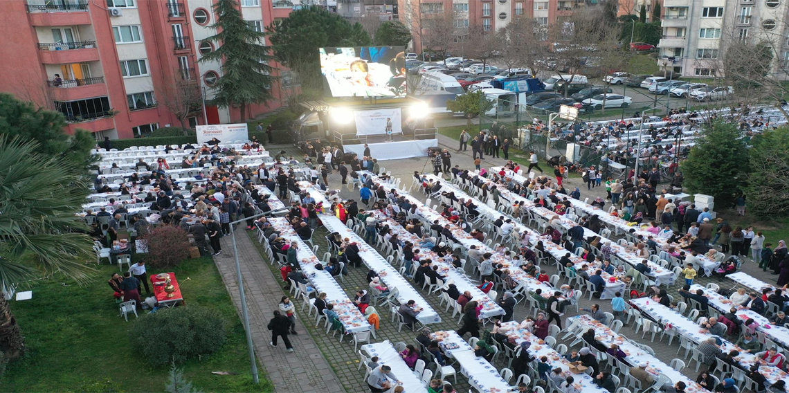 Tuzla’da Ramazan’ın bereketi sokak iftarlarında paylaşılıyor