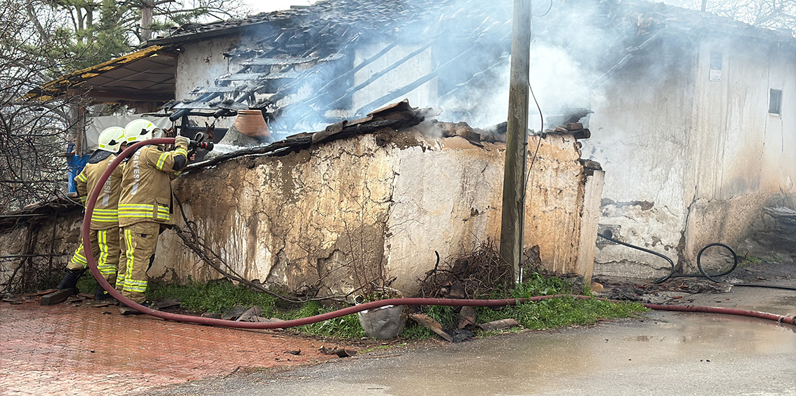 Ekmek yapmak isterken evi yaktı