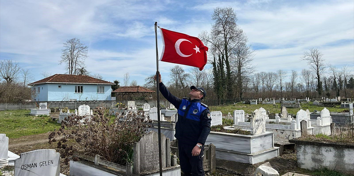 Terme'de şehit mezarlarındaki bayraklar yenilendi