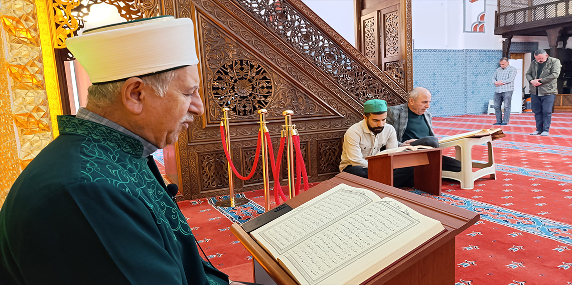 455 yıllık tarihi camide asırlık mukabele geleneği sürüyor