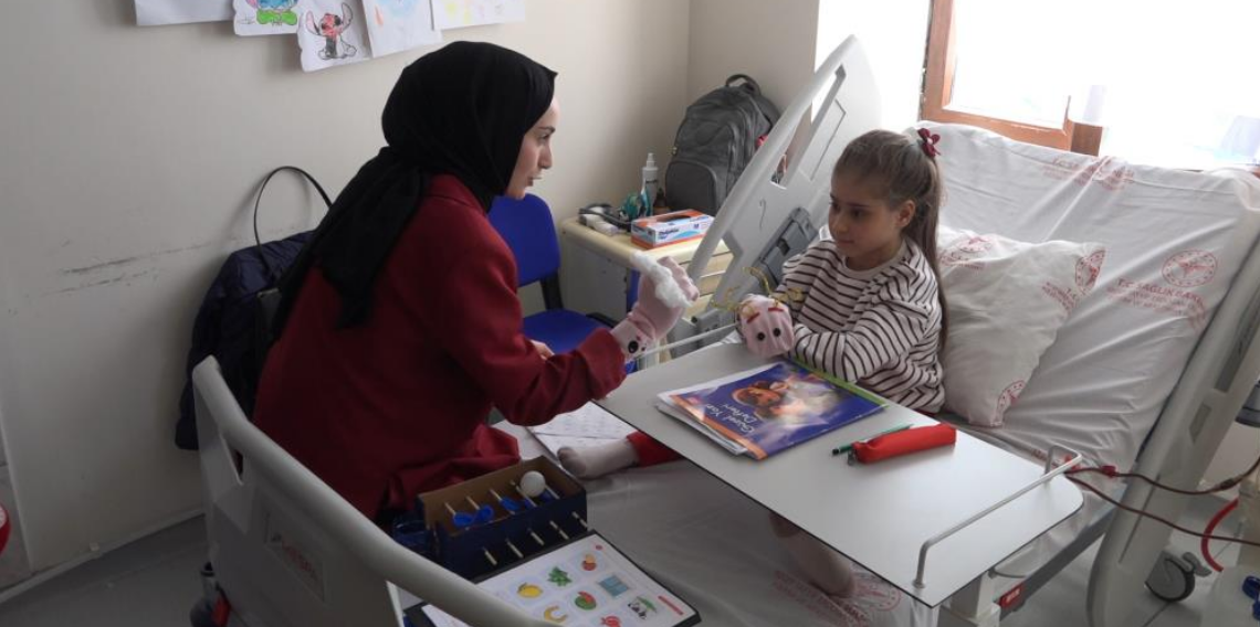 Diyaliz Merkezinde 13 Yaşındaki Çocuk Okuma Yazma Hayaline Kavuşuyor