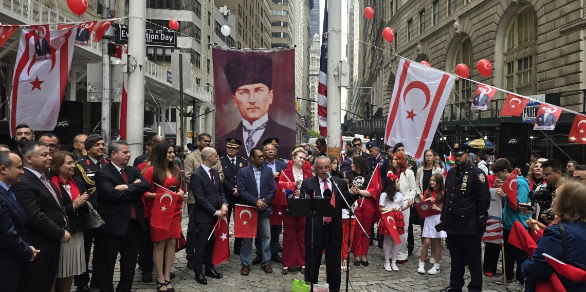 Türk Bayrağı ABD'de Göndere Çekildi