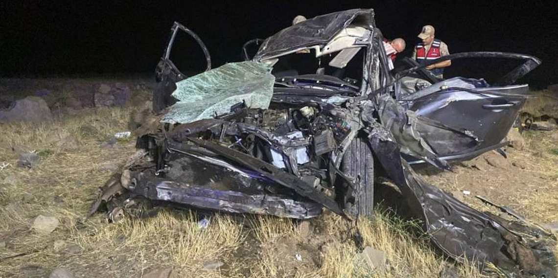 Elazığ’da otomobil şarampole devrildi: 2 ölü, 3 yaralı