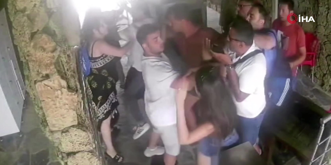 Sarıyer'de plajda karpuz kavgası kamerada