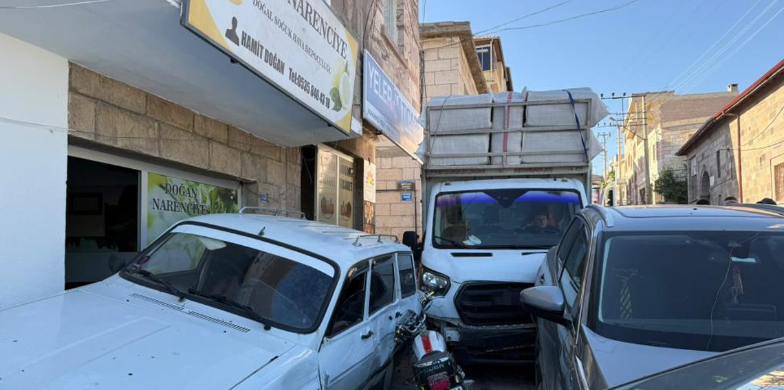 Freni boşalan kamyonet park halindeki araçlara çarptı