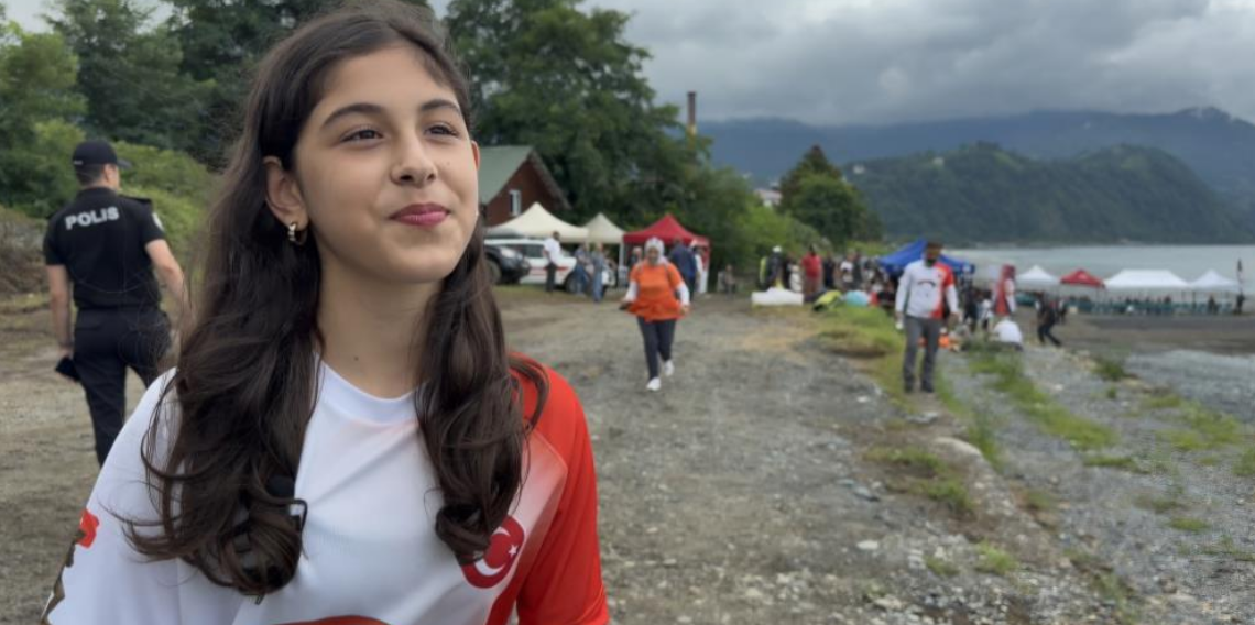 13 yaşındaki Asya yamaç paraşütü ile gökyüzünde ukulele çalıp şarkı söyledi