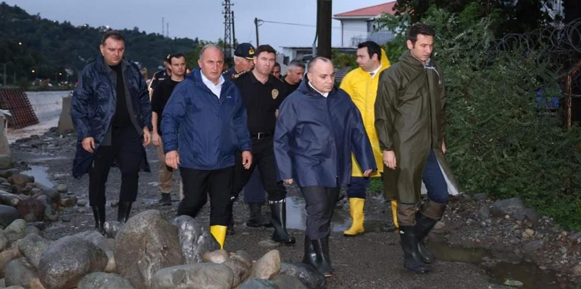 Artvin Valisi Ünsal taşkın bölgesinde incelemelerde bulundu