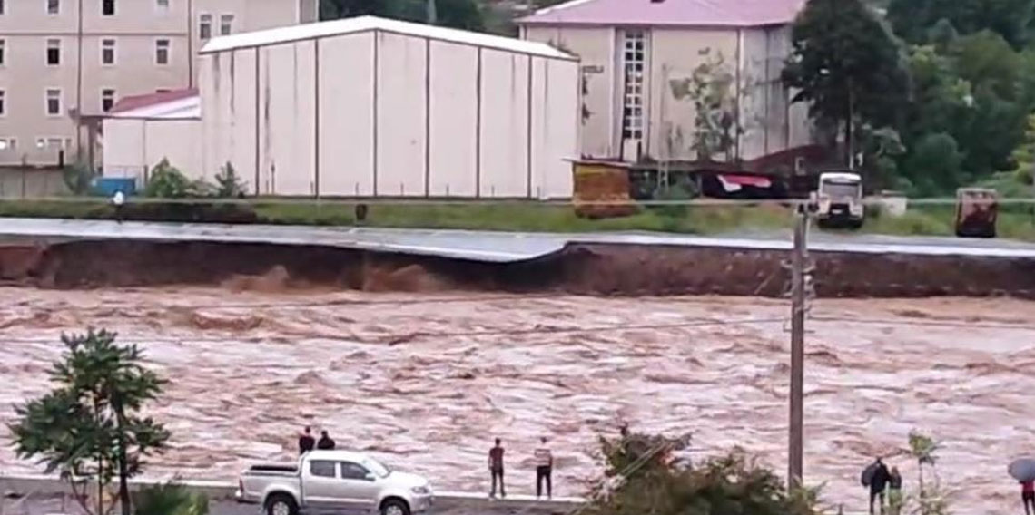 Artvin'de sağanak sonrası yollar çöktü, dereler taştı