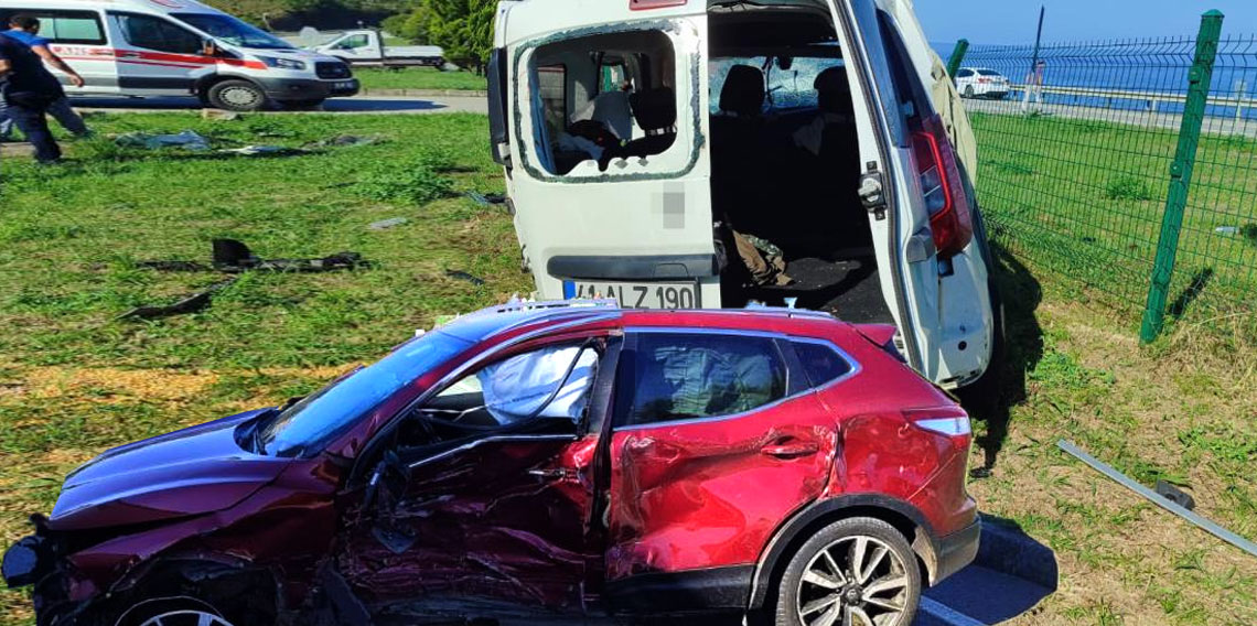 Giresun'da kavşakta kaza: 3 yaralı