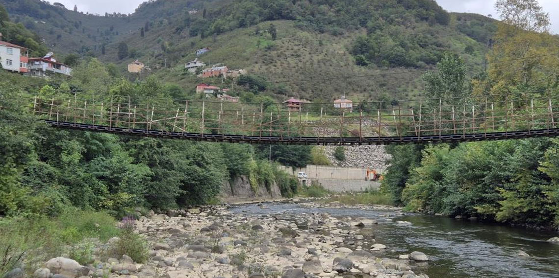 Çelik halatlara bağlı ahşap köprü köylülerin korkulu rüyası