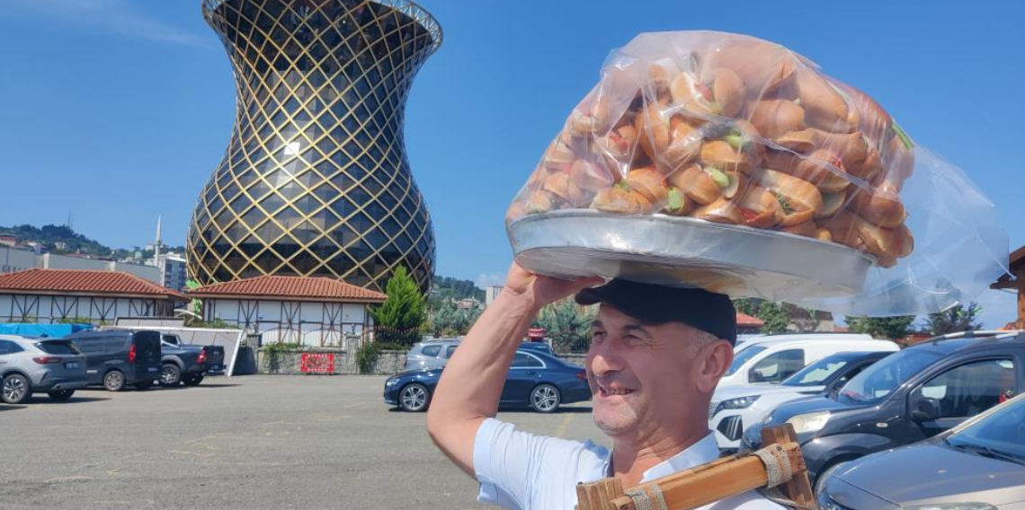 34 yıldır ekmeğini başının üstünde taşıyor! Rize’nin simge sandviççisi