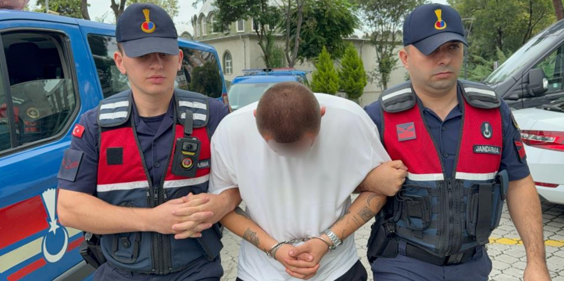 Jandarma motosiklet çantasında 7 bin 999 sentetik ecza hap ele geçirdi