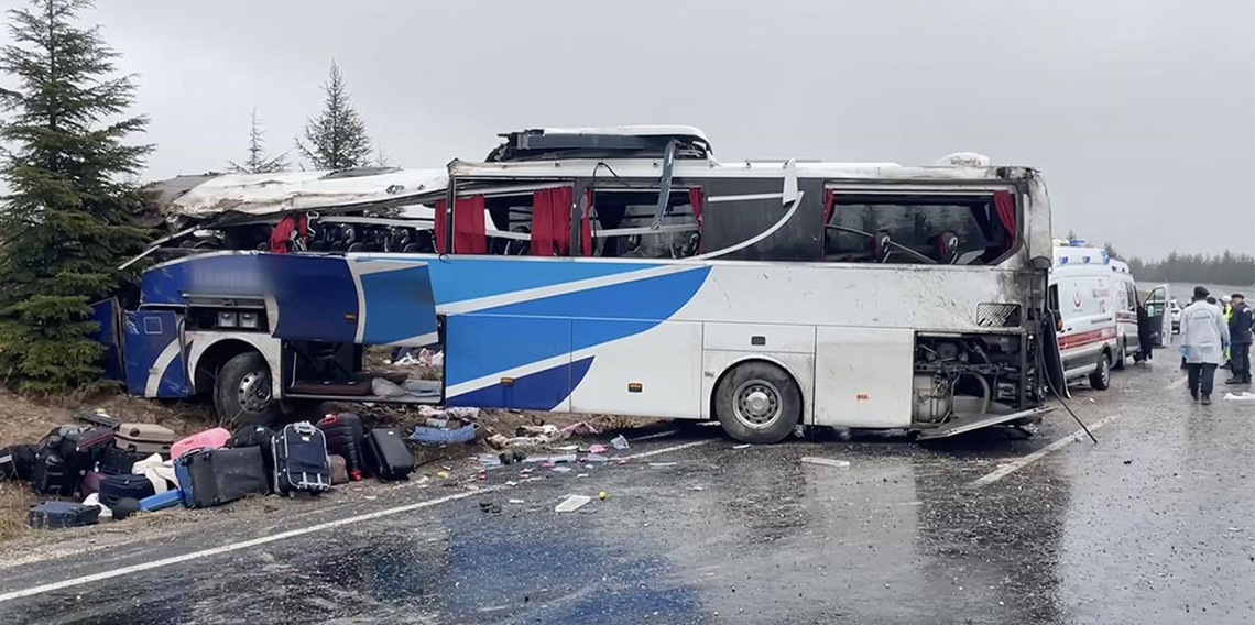 Eskişehir'de yolcu otobüsü devrildi: 1 kişi öldü, 30 kişi yaralandı