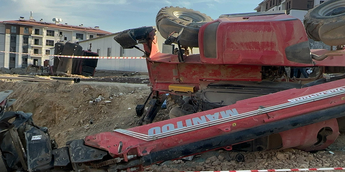 Elazığ'da iş makinesinin altında kalan gençler hayatını kaybetti