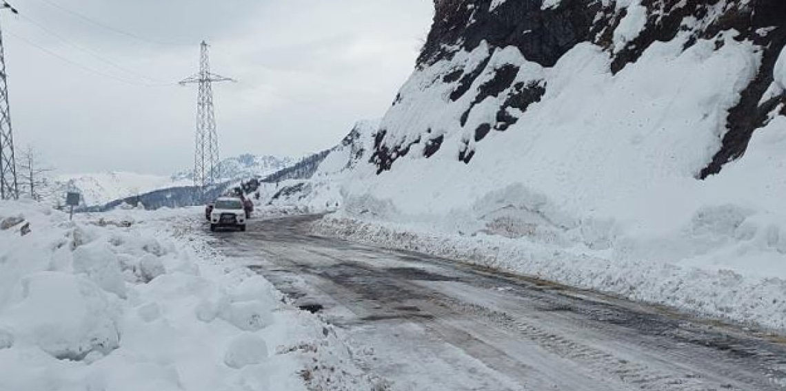 Artvin'de çığ alarmı: 6 köyün yolu 3 saatte ulaşıma açıldı