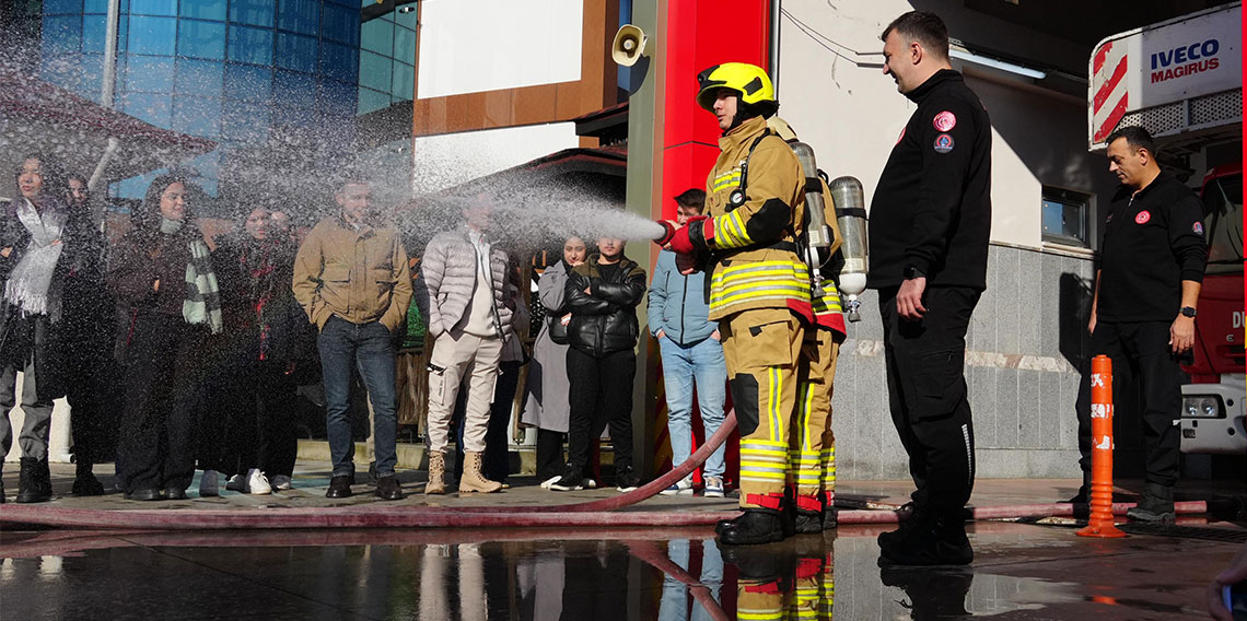  Üniversite öğrencilerine yangına müdahale eğitimi