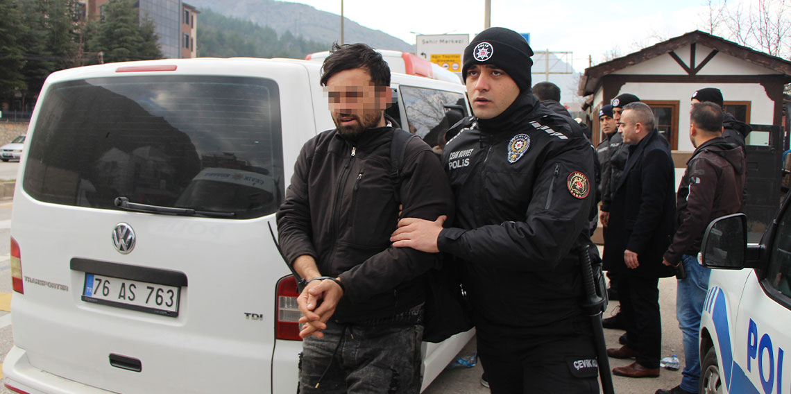 Amasya’da polisi görünce kaçan minibüsten 20 kaçak göçmen çıktı