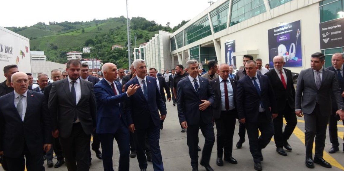 Sarp Gümrük Kapısı Asya ticaretinin kilit noktası! Bakan Bolat'tan stratejik koridor vurgusu