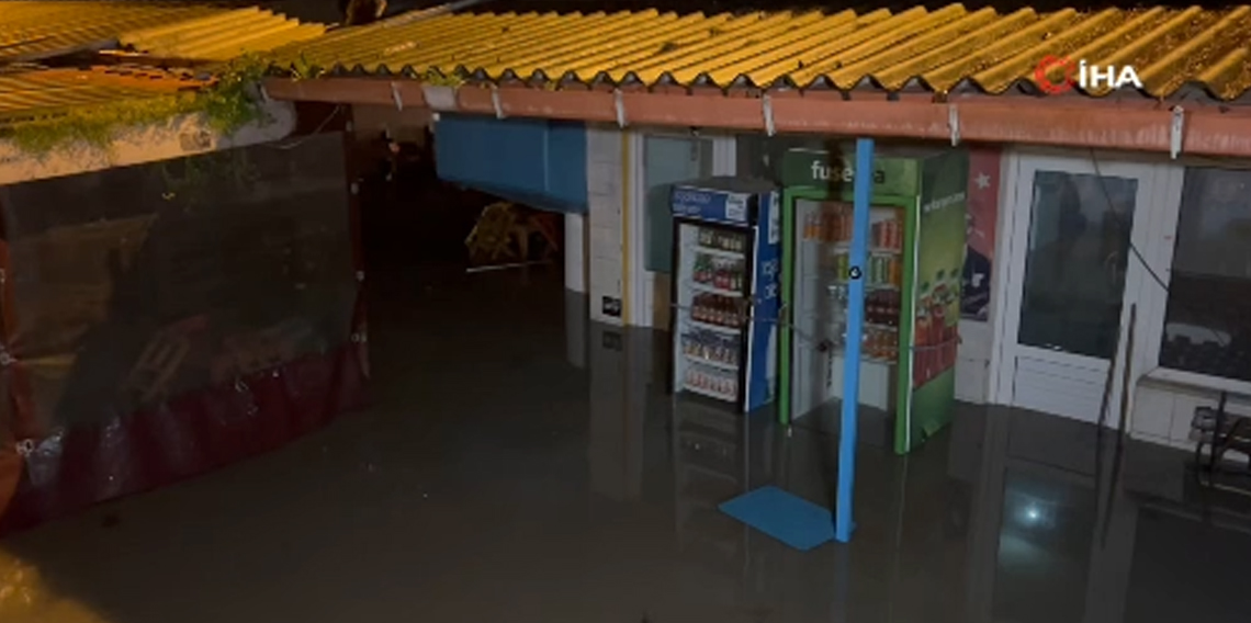 Çanakkale’de Sarıçay taştı, iş yerleri sular altında kaldı