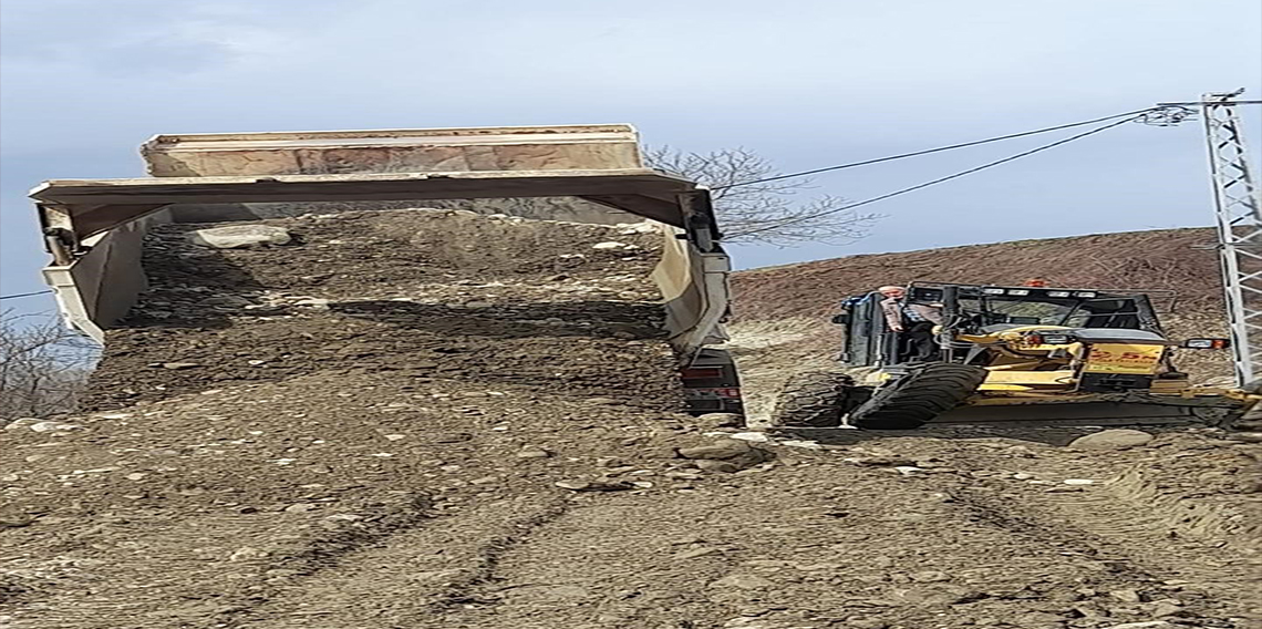 Türkeli'de heyelan köy yolunu kapattı