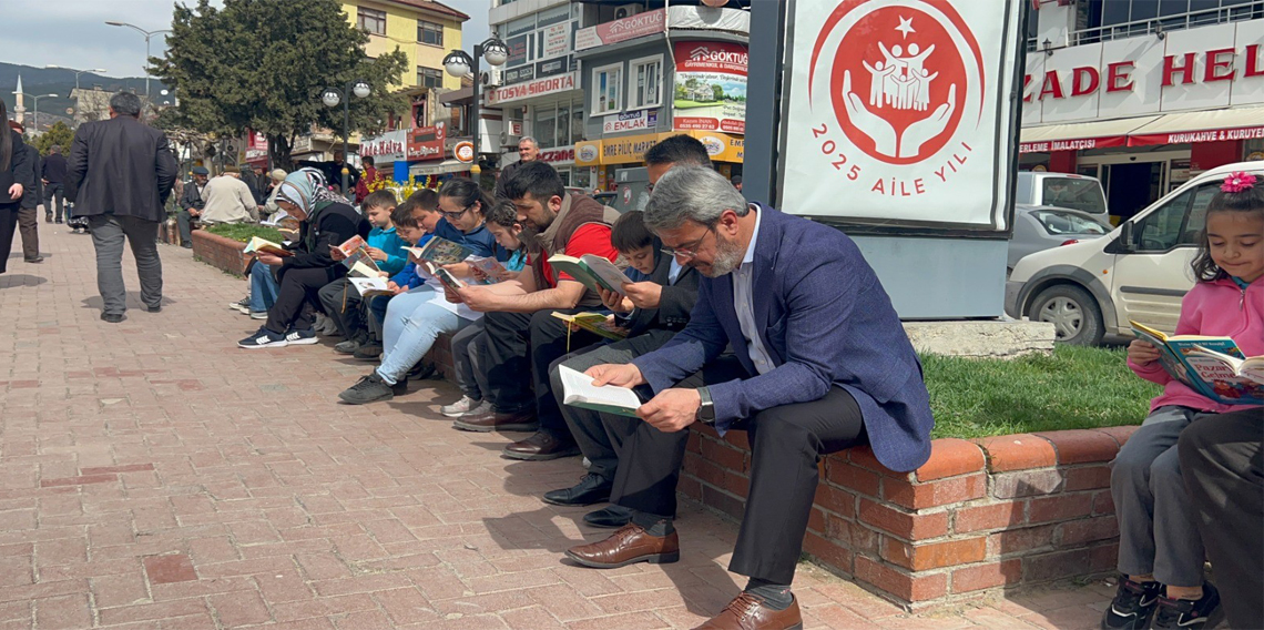 Öğrenciler sokakta kitap okuyarak farkındalık oluşturdu