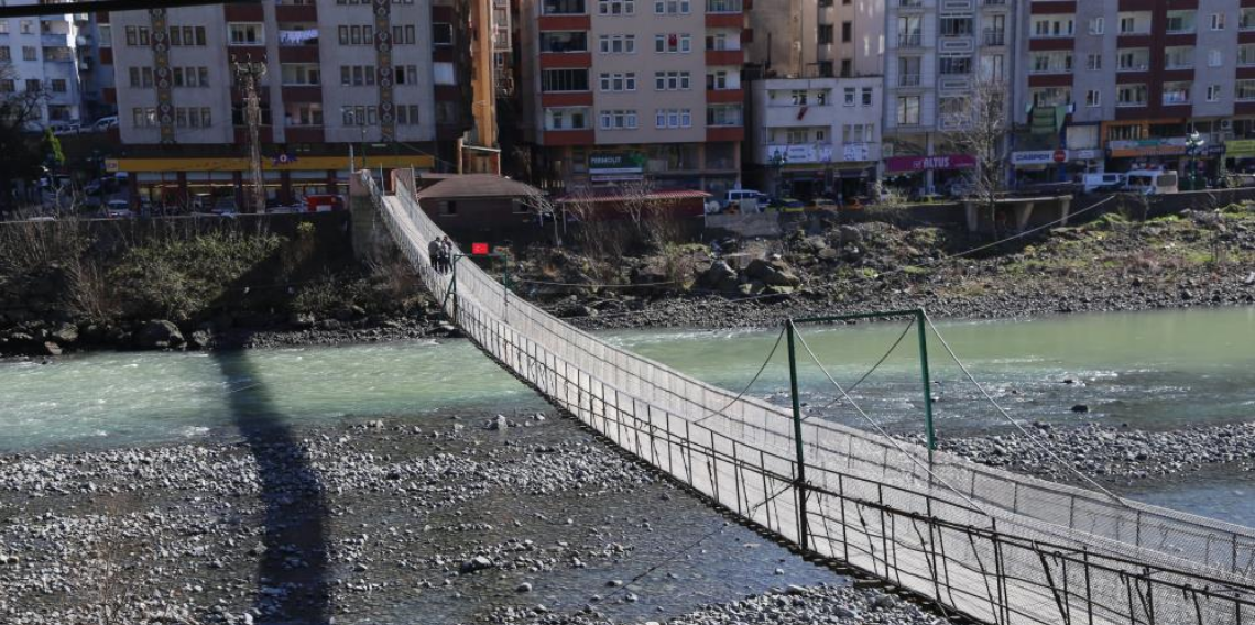 Çoruh Nehri üzerindeki asma köprüler tarihe meydan okuyor