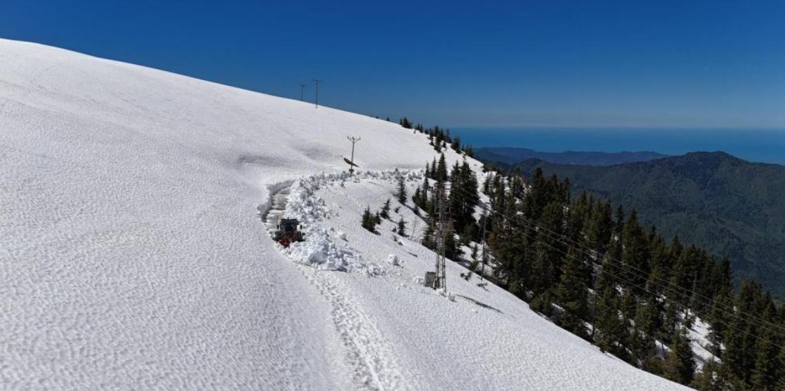 Rize’de Yayla Yollarında Karla Mücadele Sürüyor
