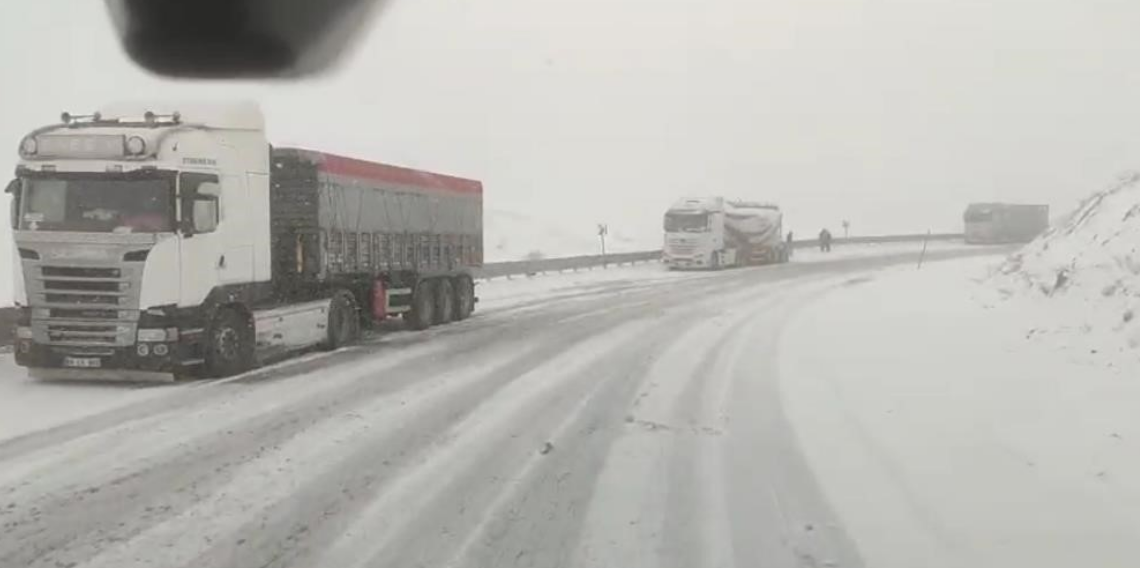 Mayıs ortasında Bayburt'un Kop Dağı’na kar yağdı