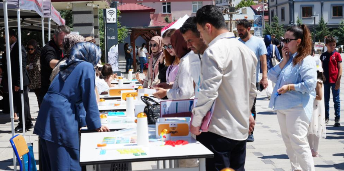 Öğrenciler projelerini 