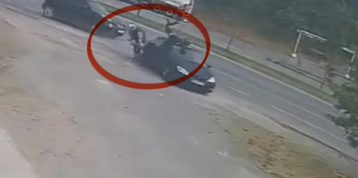 Motosikletin otomobile çarpma anı kamerada: 