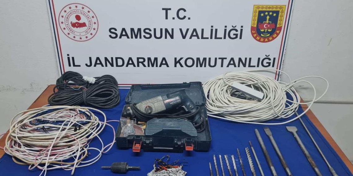 Jandarma kaçak kazı yapan 2 kişiyi yakaladı