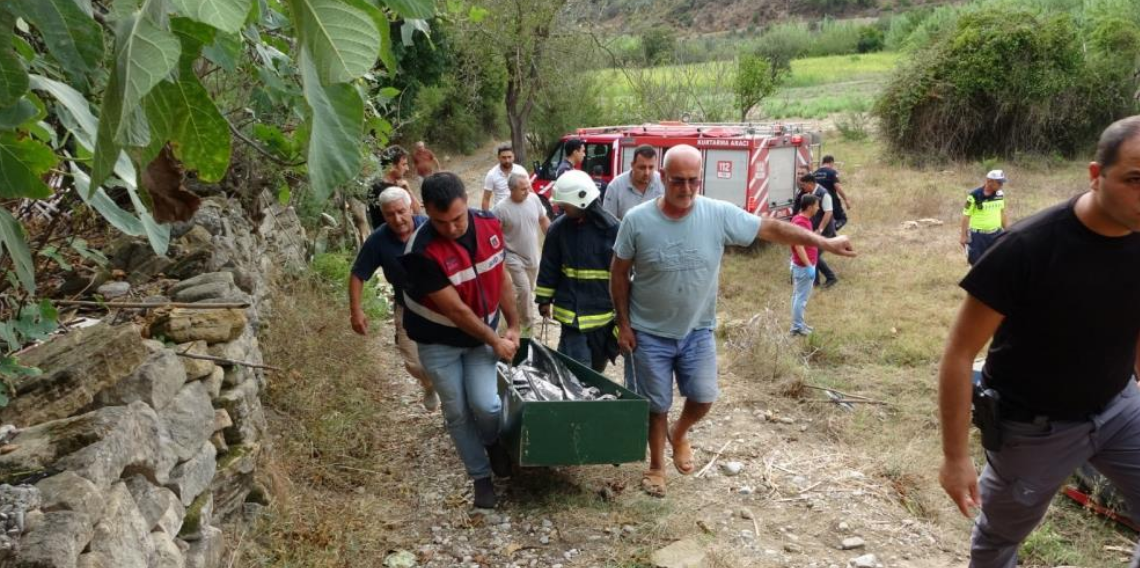 Devrilen traktörün altında kalan edebiyat öğretmeni hayatını kaybetti