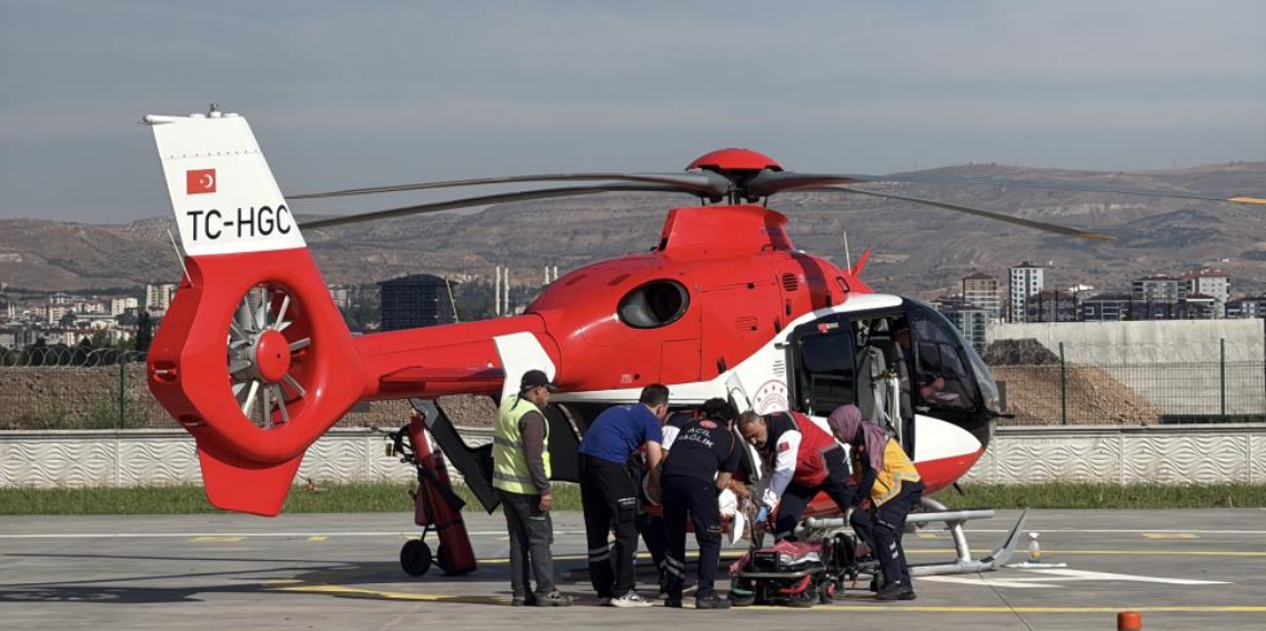 Sivas’ta Korkutan Ayı Saldırısı! Ağır Yaralanan Vatandaş Ambulans Helikopterle Hastaneye Sevk Edildi