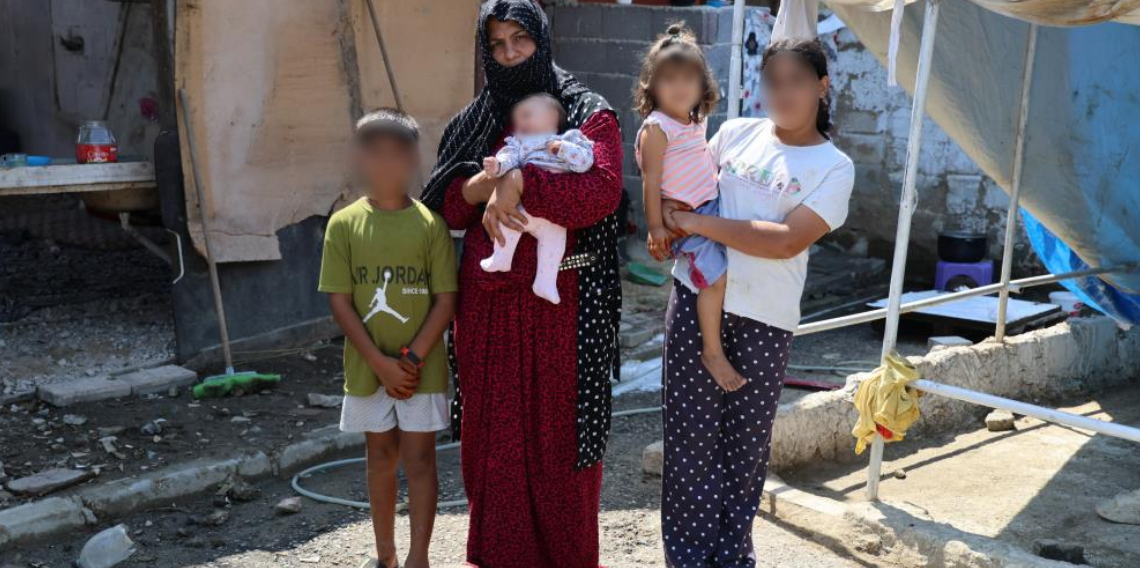 Ev alma hayaliyle kandırıldı, 5 çocuğuyla ahırda yaşamaya başladı